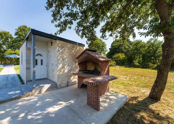 With Pool In 54923 * Posedarje