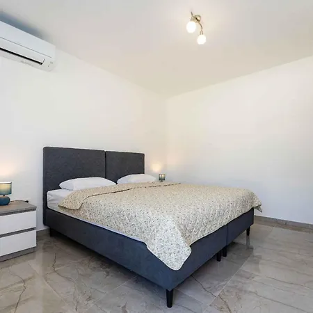 With Pool In 54923 Posedarje