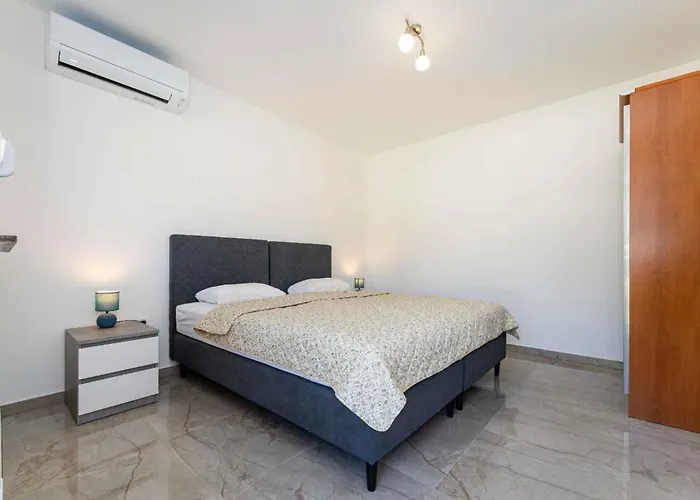 With Pool In 54923 Posedarje