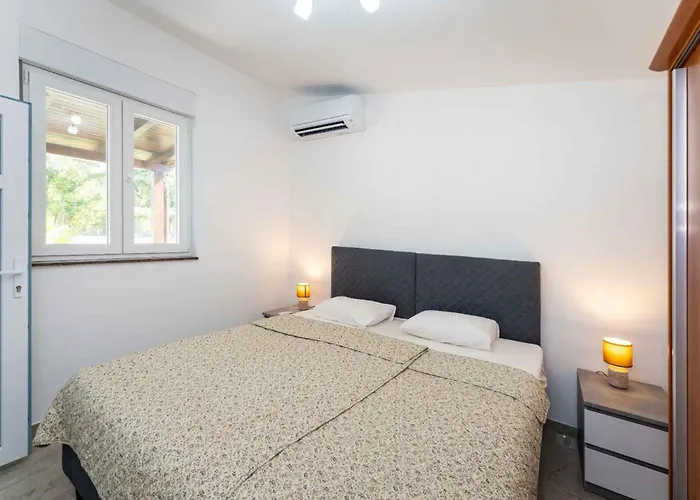 With Pool In 54923 * Posedarje